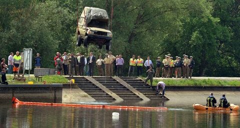 An einer Donaustaustufe wurde dieses Wohnmobil entdeckt, das nach Polizeiangaben einem seit mehreren Wochen vermissten Ehepaar gehört. (FOTO: DPA)