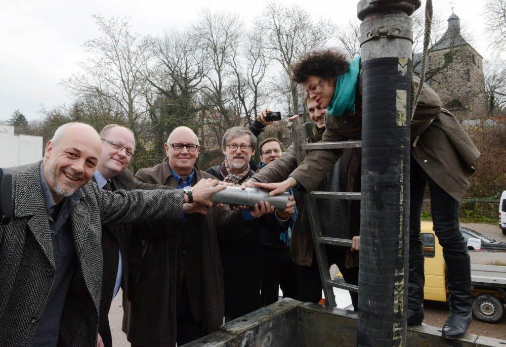 Mit einer symbolischen Grundsteinlegung auf dem derzeit noch als Parkplatz genutzten Areals in der Seebener Straße wurde der geplante Bau eines neuen Ateliergebäudes für den Fachbereich Kunst der Kunsthochschule Burg Giebichenstein besiegelt.