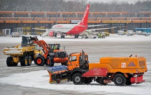 Ein Bagger verlädt auf dem Flughafen Tegel in Berlin - Reinickendorf Schnee auf einen Lastwagen. (FOTO: DAPD)