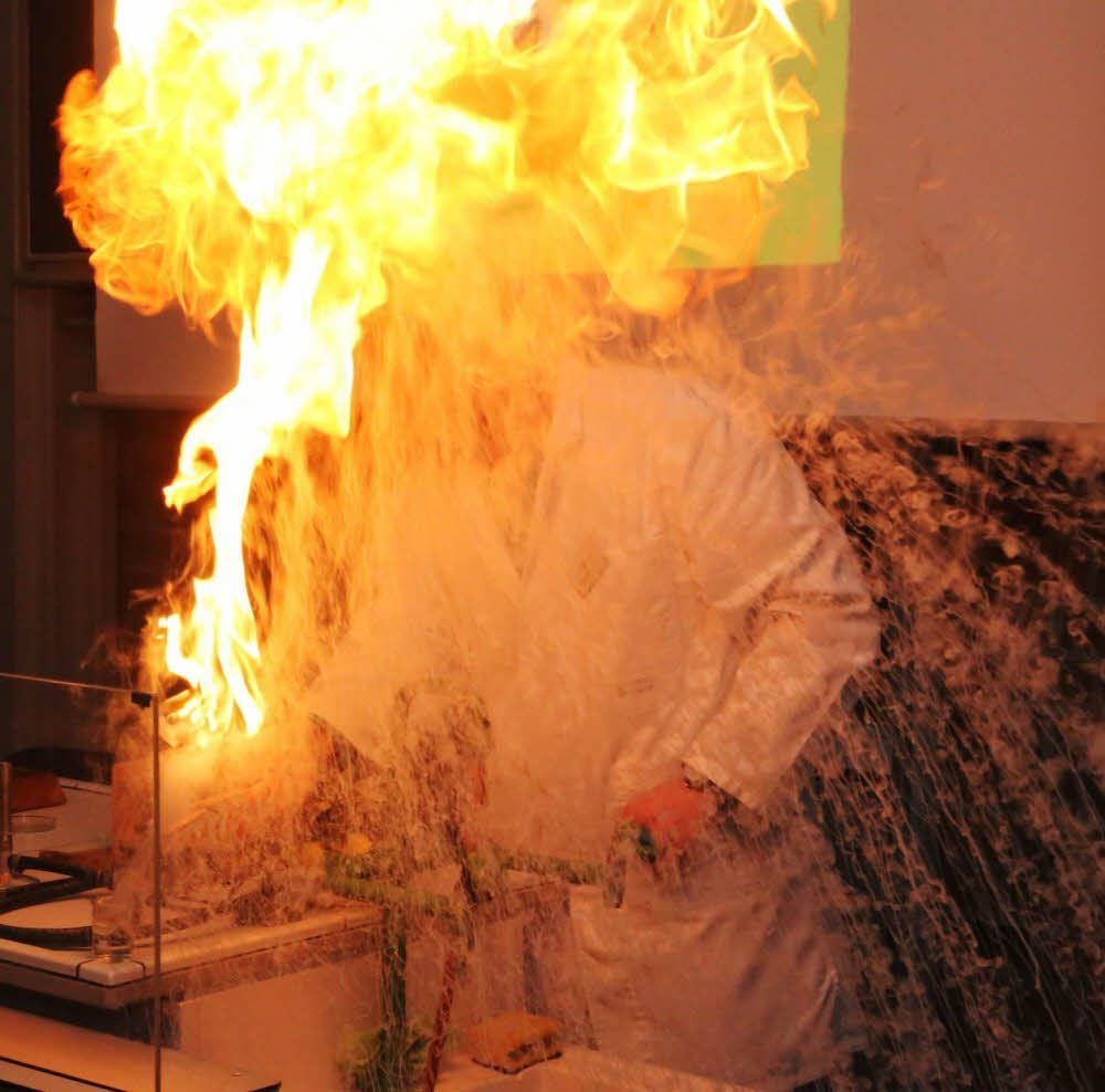 Feuer und Flamme für seinen Beruf ist Chemie-Fachschaftsleiter Jürgen Reusch, wie man hier sehen kann. Er präsentierte mit Schülern des Chemiekurses der elften Klassen das Programm „Geschichte des Feuers“ mit Experimenten aus dem Lehrplan, darunter „Feuer aus Wasser“ und ein Bengalisches Feuer.