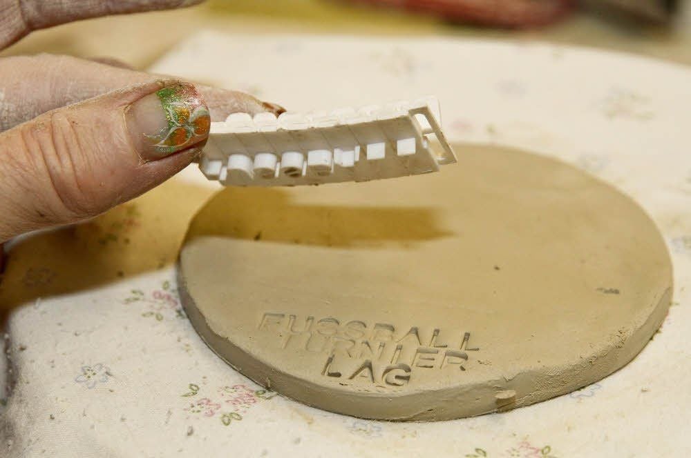 In Kleinarbeit werden die Medaillen verziert.