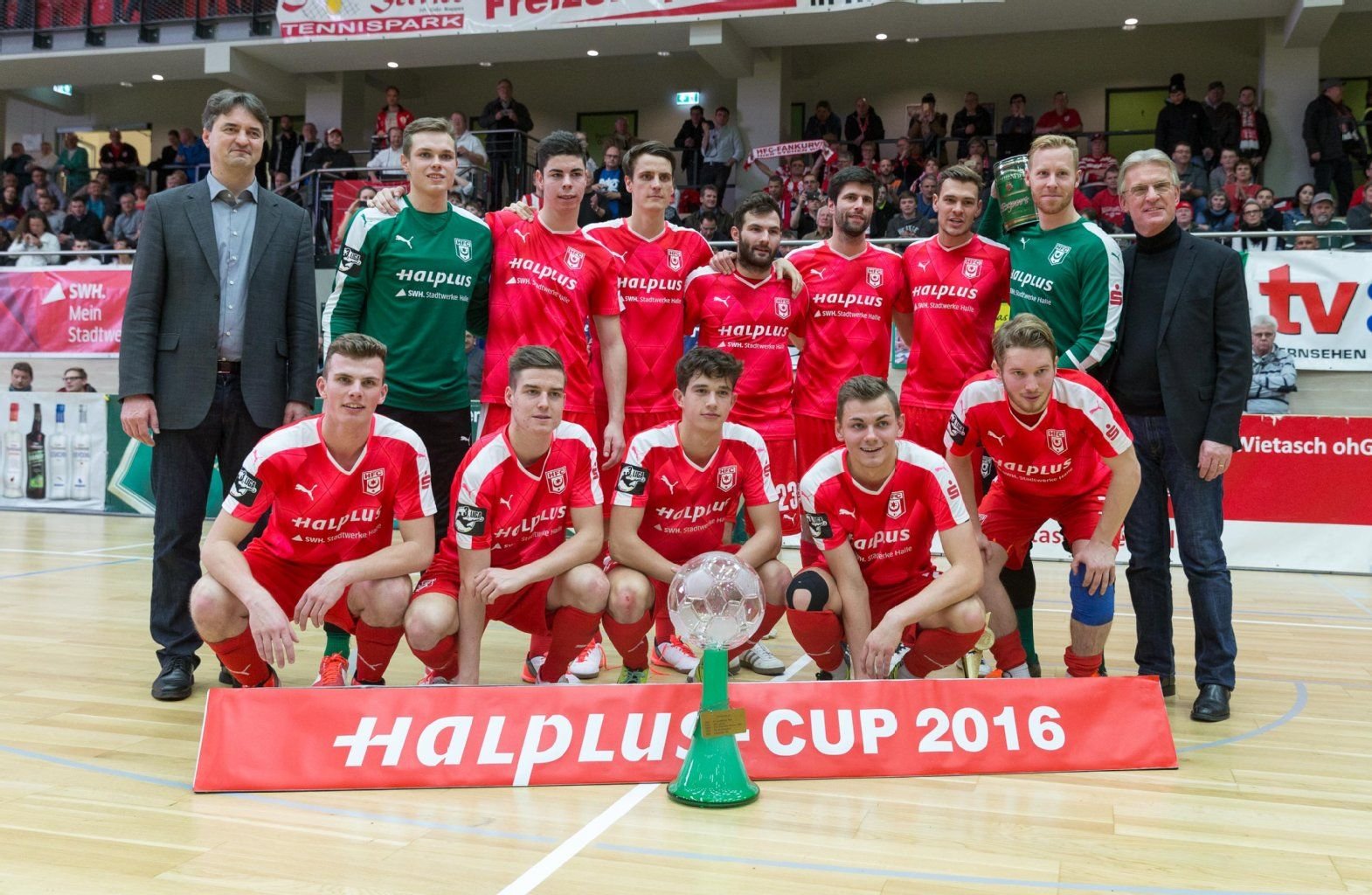 Das Team des HFC verteidigt erfolgreich den Pokal beim Hallenfußballturnier Halplus-Cup in der Erdgas Arena in Halle-Neustadt.