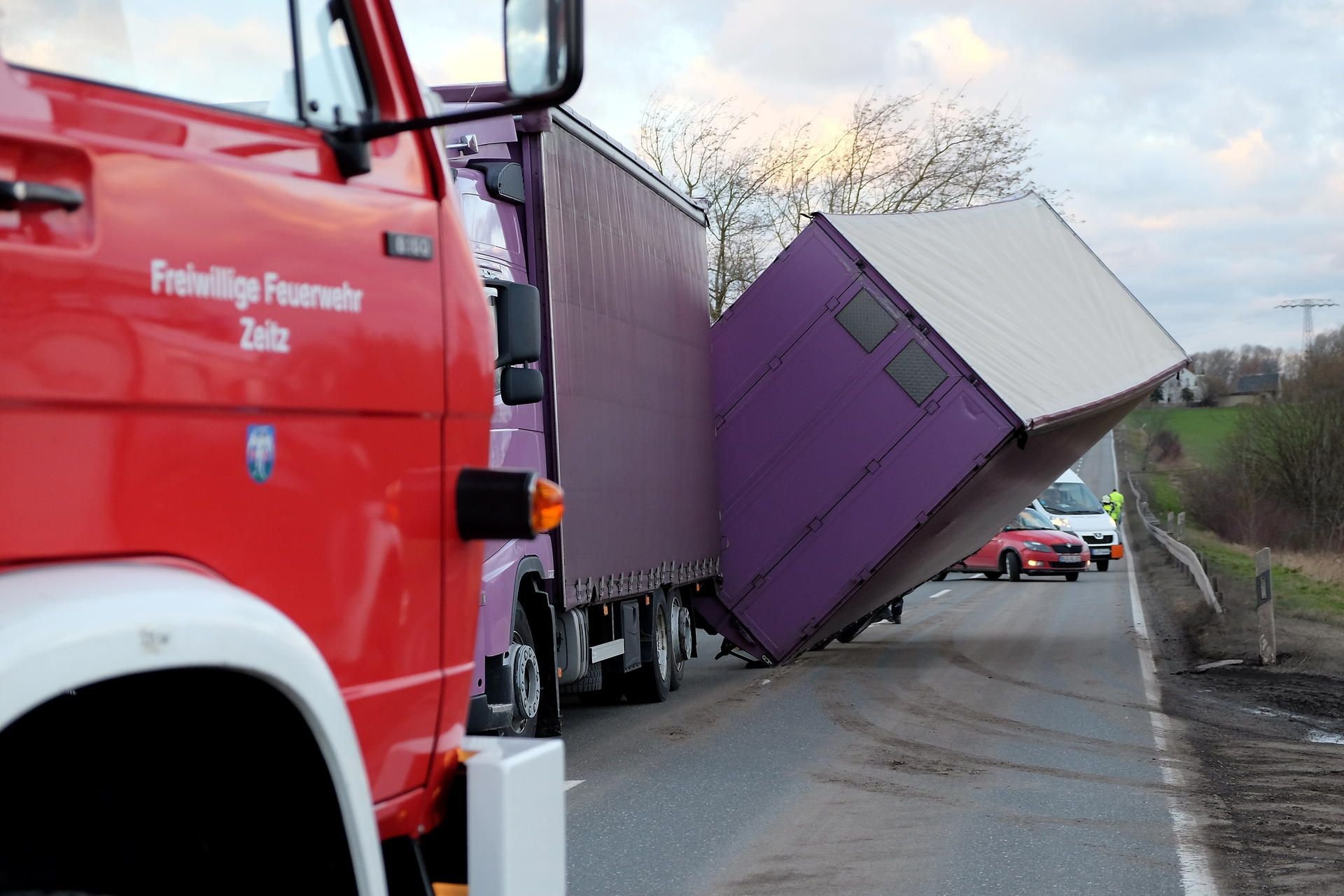 Voll erwischt: Auf der B 91 nahe Theißen droht am Donnerstagnachmittag der Hänger eines Lkw umzustürzen.