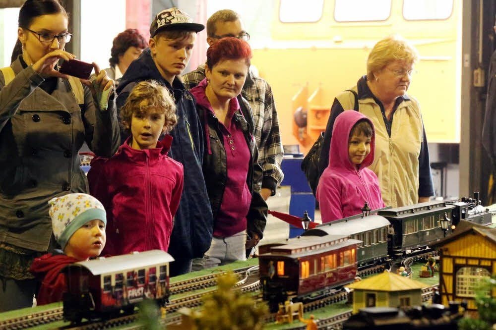 Egal ob groß oder klein - die Eisenbahnfreunde haben sich allen Modellen verschrieben und zeigen Eisenbahnplatten und richtige Loks.