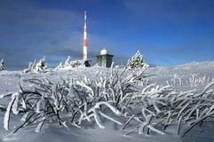 Blick auf den Sendemast und die Brockenherberge. Sachsen-Anhalt ist laut Statistik auch im Winterfür Touristen attraktiv. (Foto: dpa)
