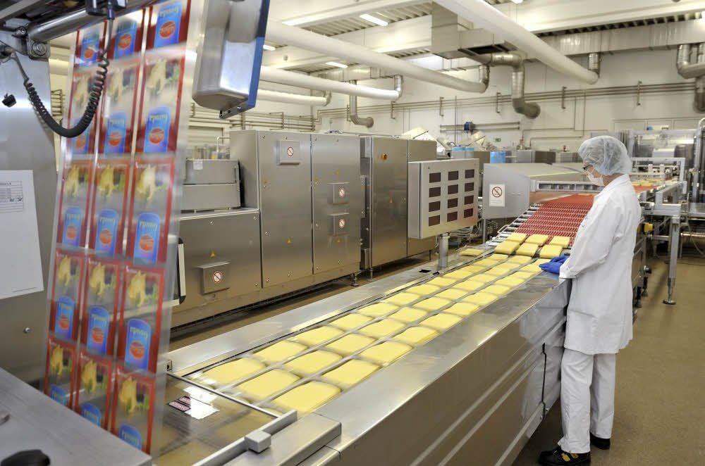 Die Käseproduktion bei DMK erfolgt weitgehend automatisiert.