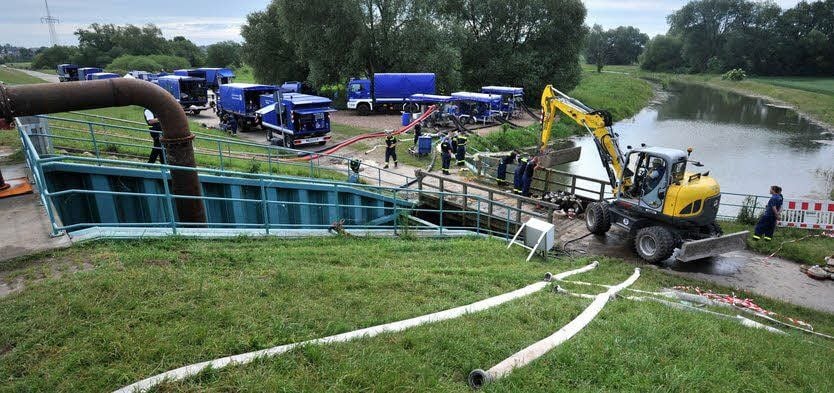 Ablassbauwerk am früheren Muldearm zwischen Friedersdorf und Muldenstein: Das THW bereitet das Bauwerk für die Öffnung des Wehrs vor.