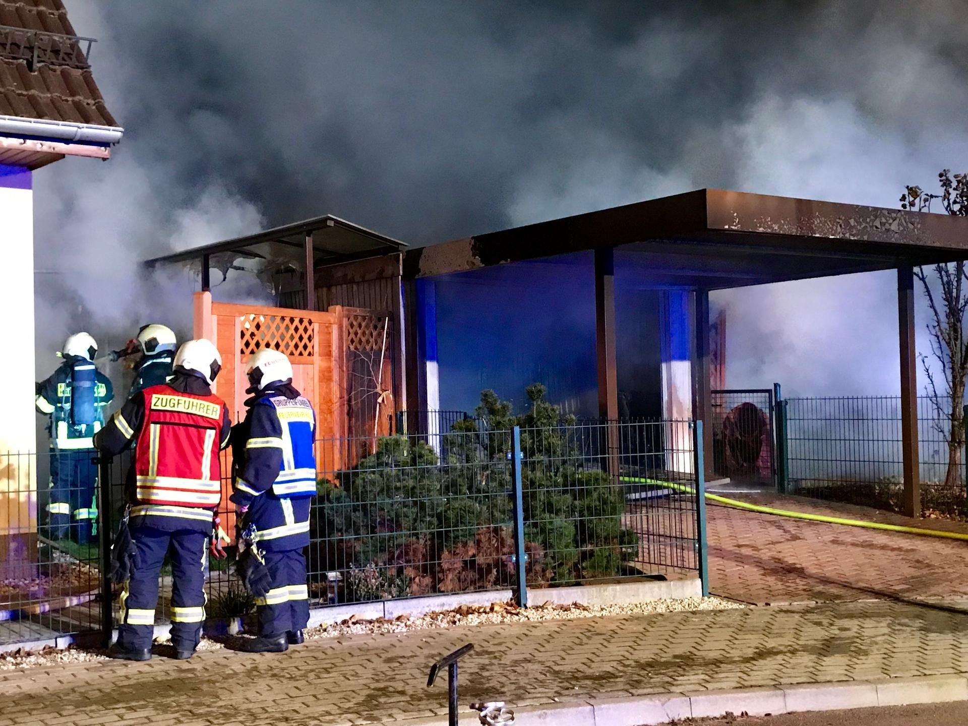 Im Hanfweg in Halle (Dautzsch) hat es am Donnerstagabend einen Brand gegeben, bei der eine Frau verletzt wurde.