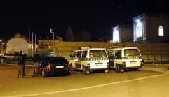 Polizeibeamte sichern am Sonntag (3. April 2005) die Justizvollzugsanstalt in Naumburg (Saale). Am Abend hatten zwei Häftlinge drei Beamte als Geiseln genommen. (Foto: dpa)