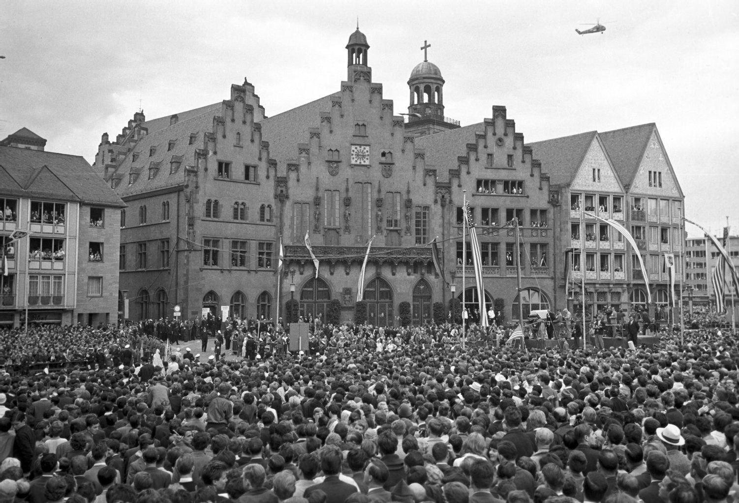 Mehrere tausend Schaulustige warten am 25.06.1963 auf dem Frankfurter Römer auf US-Präsident John F. Kennedy.
