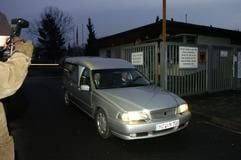 Ein Leichenwagen verlässt am Dienstag (08.02.2005) die Kurmainz-Kaserne in Mainz-Hechtsheim. Bei einer Verpuffung wurden am Nachmittag ein Soldat getötet sowie zwei Personen verletzt, darunter ein Zivilist. Möglicherweise sei es in einem Laborgebäude der Kaserne zu einem Unfall gekommen. Bei der Unglücksursache geht man von einer Gasexplosion aus. (Foto: dpa)