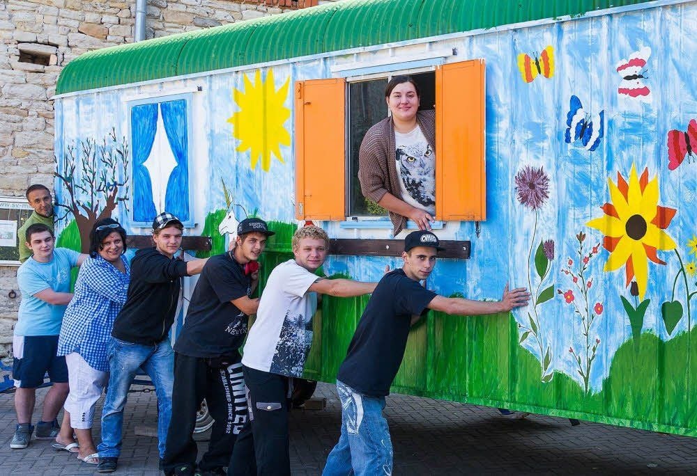 Gemeinsam haben sie etwas geschafft. Obwohl - den Bauwagen hat Jacqueline ganz allein gestaltet.