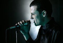 Manuel Rubey als Falco in einer Szene des gleichnamigen Films «Falco - Verdammt, wir leben noch!». Mit der Verfilmung der Lebensgeschichte von Falco hat man dem schillernden Pop-Star ein Denkmal gesetzt. In Österreich gehört der Film zu einer der erfolgreichsten Eigenproduktionen aller Zeiten. (Foto: dpa)