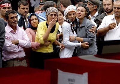 Trauernde Angehörige von türkischen Soldaten: Ein verheerender Angriff der verbotenenKurdischen Arbeiterpartei PKK auf einen türkischen Grenzposten mitfast 40 Toten ist am Sonntag international scharf kritisiert worden. (Foto: dpa)