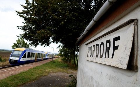 Eine Regionalbahn des «HarzElbeExpress» (HEX) faehrt durch den Bahnhof von Hordorf. (FOTO: DPA)