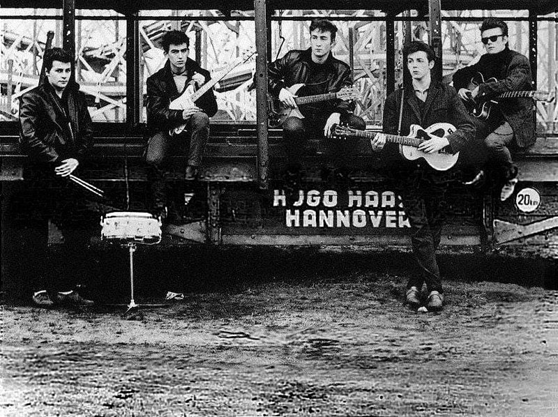 1962 trommelte noch ein junger Mann namens Pete Best (1.v.l.) bei den Beatles. Doch er wurde von den anderen rausgeworfen - und verpasste damit eine Weltkarriere.