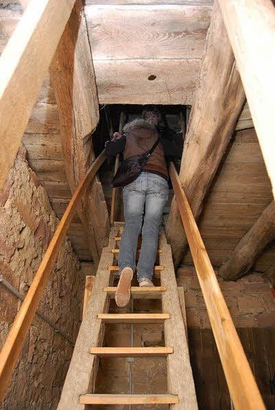 Schmale Stiegen ging es hinauf in den Turm der Vorburg. Eine ganz alltägliche Museumsführung sieht anders aus.