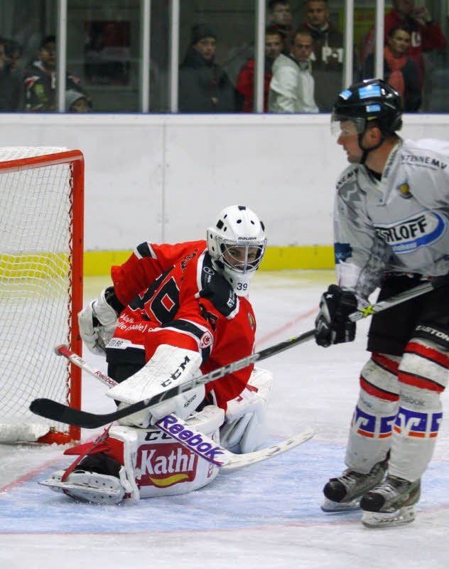 Halles Torhüter Dustin Haloschan kann hier den Schuss des dreifachen Torschützen Petr Sulcik noch parieren.