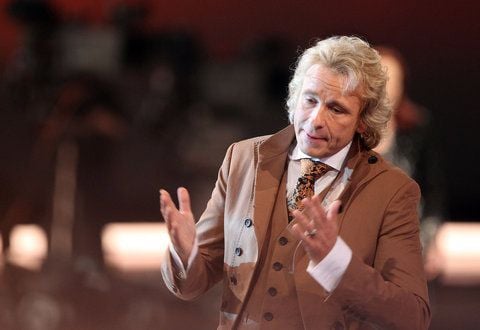 Thomas Gottschalk ratlos auf der «Wetten, dass...?»-Bühne. Nach dem Unfall des Wettkandidaten Samuel Koch wurde die Sendung abgebrochen. (FOTO: DPA)