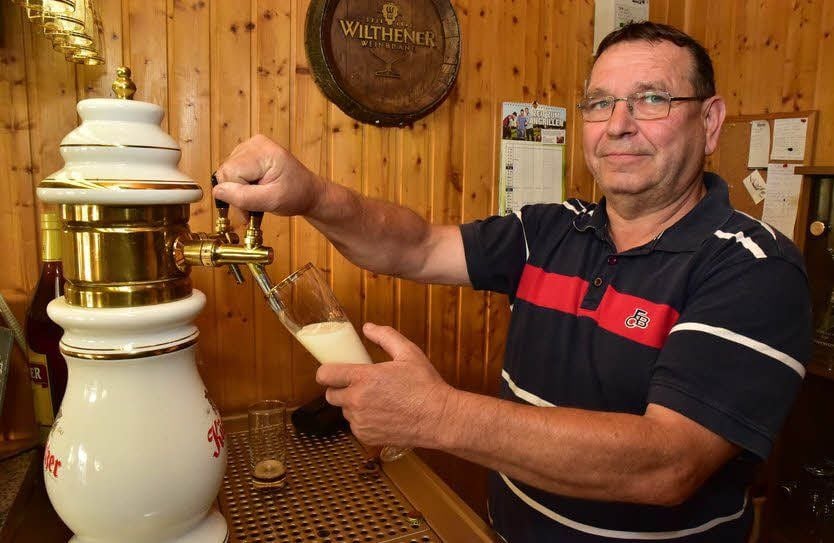 Hartmut Zocher alias Meggel am Zapfhahn.