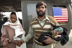 Eine verletzte Frau trifft nach ihrer Evakuierung aus dem Erdbebengebiet mit ihrem Mann und ihrem kleinen Kind auf dem Flugplatz von Chaklala nahe der Stadt Rawalpindi in Pakistan ein. (Foto: dpa)