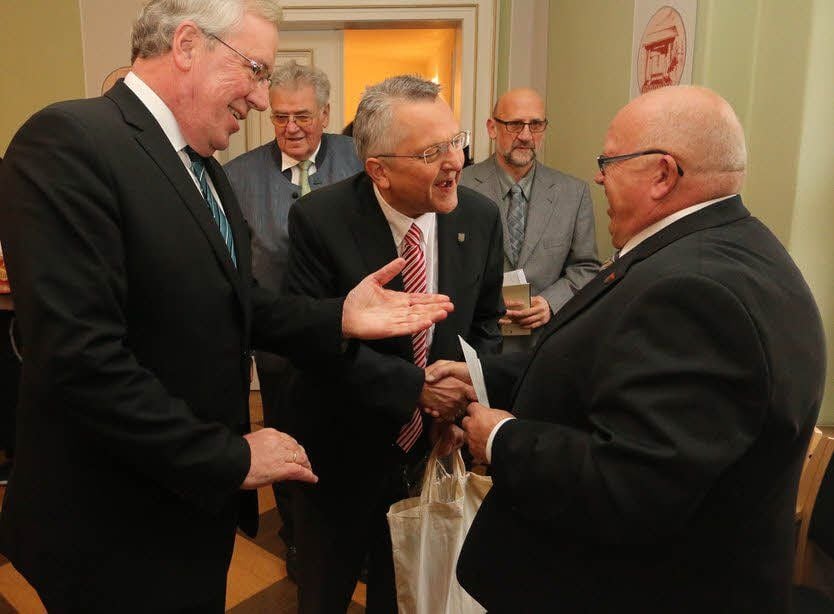 Alfred Holz (links), Bürgermeister von Senden, und Hauptamtsleiter Klaus Gilleßen waren zur Verabschiedung von Dietmar Brettschneider (rechts) nach Jessen gekommen.
