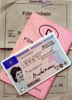 Das Bild zeigt verschiedene Führerschein-Exemplare, ganz oben liegt ein so genannter «EU-Führerschein» im Chipkarten-Format. (Foto: dpa)