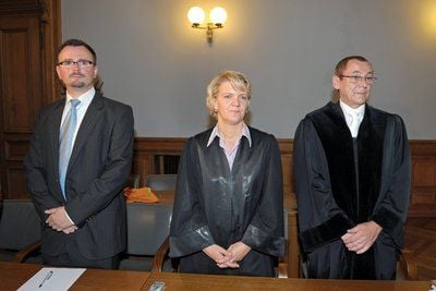 Michael Günter (Gutachter), Ina Alexandra Tust (Anwältin von Michelles Familie) und der Staatsanwalt Klaus-Dieter Müller (v.l.) stehen im Mordprozess Michelle im Gerichtssaal des Landgerichts Leipzig. (FOTO: DPA)