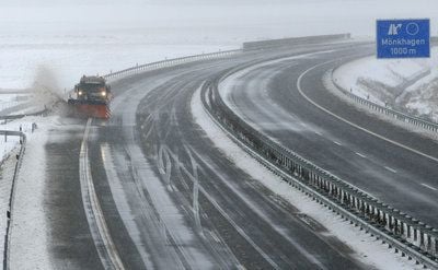 Ein Räumfahrzeug schiebt die Autobahn 20 bei Lübeck frei. (FOTO: DPA)