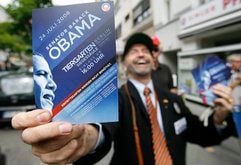 Wahlkampfhelfer David Knutsont posiert in Berlin mit einer Postkarte mit dem Konterfei des demokratischen US-Präsidentschaftskandidaten Barack Obama. (Foto: ddp)