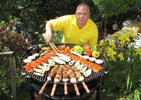Beim Grillen kann man viel falsch machen. Er macht's richtig: Harald Hölzer organisiert die Deutsche Grillmeisterschaft. (FOTO: DPA)
