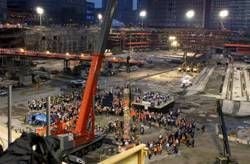 261 Tage sind vergangen, seit das World TradeCenter in Schutt und Asche sank. New York zieht den offiziellen Schlussstrich unter die Suche nachsterblichen Überresten von Opfern der Terroranschläge. Ab Freitaggelten auf Ground Zero vorrangig die Vorschriften für Baustellen undnicht mehr die für Katastropheneinsätze und für Tatorte von Verbrechen. Monate früher als zunächstvermutet sind die 1,8 Millionen Tonnen an Trümmern abgetragen worden.Wo einst die Reste des WTC zehn Stockwerke hoch aufragten, gähntjetzt eine fast erschreckend saubere Baugrube.