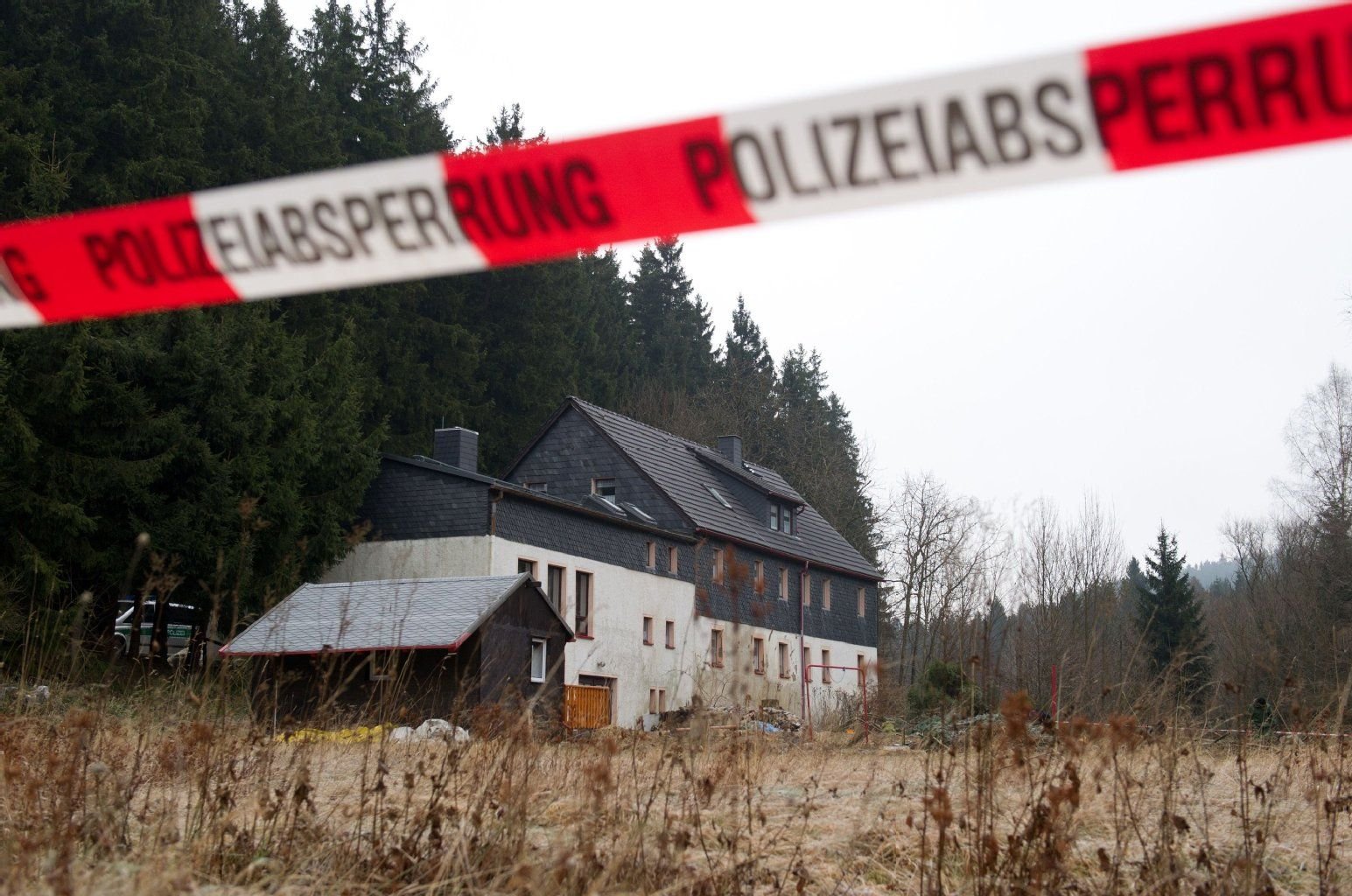 Eine Pension ist in Reichenau vom Absperrband der Polizei umgeben. Im Fall der zerstückelten Leiche hat die Staatsanwaltschaft Dresden Anklage gegen den in Untersuchungshaft sitzenden Kriminalbeamten erhoben.