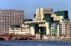 Blick auf die Zentrale des für die Spionage im Ausland zuständigen britischen Geheimdienstes MI6 im Londoner Stadtteil Vauxhall südlich der Themse. (Foto: dpa)