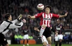 Park vom PSV Eindhoven (r) gegen Coupet von Olympique Lyon (Foto: dpa)