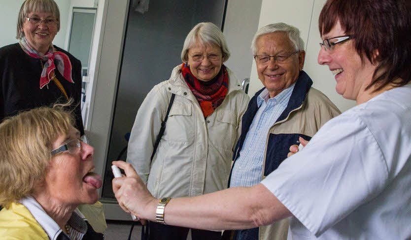Elke Hohnholz unterzieht sich einem Geschmackstest in der HNO-Abteilung.