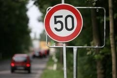 Ein Tempo-50-Schild steht an einer Straße in Lochau bei Halle (Saale) vor dem leeren Rahmen eines Ortseingangsschildes. Ortsschilder helfen bei der Orientierung. Auch ihr emotionaler Wert ist nicht zu unterschätzen. (Foto: ddp)