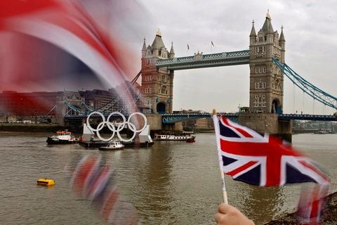 Die Olympischen Ringe schwimmen auf einem Floß vor der Tower Bridge auf der Themse in London. (FOTO: DPA)