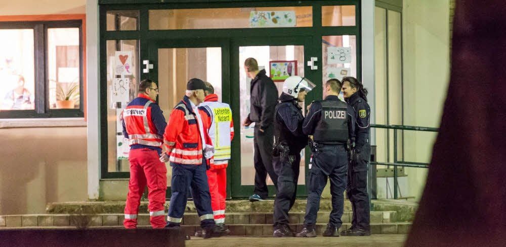 Großeinsatz abgeblasen: In der Jugendherberge gibt es keine Massenschlägerei, sondern nur eine Rangelei mit drei Leichtverletzten.