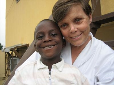 Lotti Latrous in einer Szene von "Egoiste: Lotti Latrous". Lotti Latrous gründete im kriegszerstörten Abidjan/Elfenbeinküste ein Sterbespital. Das Porträt von Stephan Anspichler zeigt die schweren Schuldgefühle wegen ihres «egoistischen» Entschlusses und macht ebenso das Elend deutlich, mit dem sie tagtäglich konfrontiert wird. (FOTO: DPA)