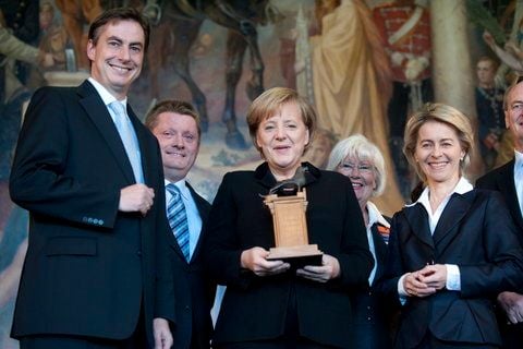 Bundeskanzlerin Angela Merkel (CDU, M.) hält in Goslar neben dem Ministerpräsidenten von Niedersachsen, David McAllister (CDU, l.), CDU-Generalsekretär Hermann Gröhe, der Bürgermeisterin von Goslar, Gudrun Pfeiffer (CDU), und Bundesarbeitsministerin Ursula von der Leyen (CDU, r.) die Figur eines Braunschweiger Löwen in den Händen, den sie zuvor geschenkt bekommen hatte. (FOTO: DAPD)