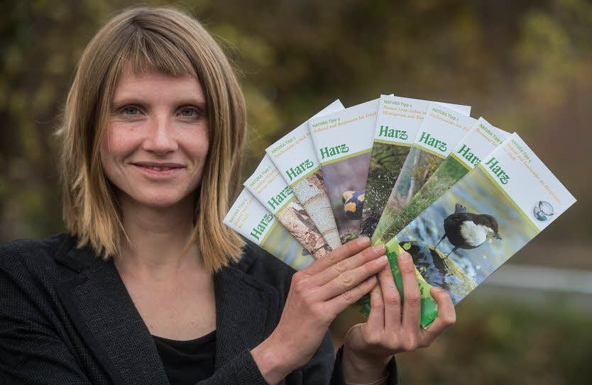 Projektmitarbeiterin Anne Schäfer präsentiert die bisher vorliegenden Broschüren.
