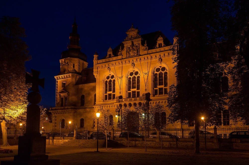 Merseburg hat schicke Seiten, wie hier etwa das beleuchtete Ständehaus, und auch Botschafter, die den Namen der Stadt im Ausweis tragen.