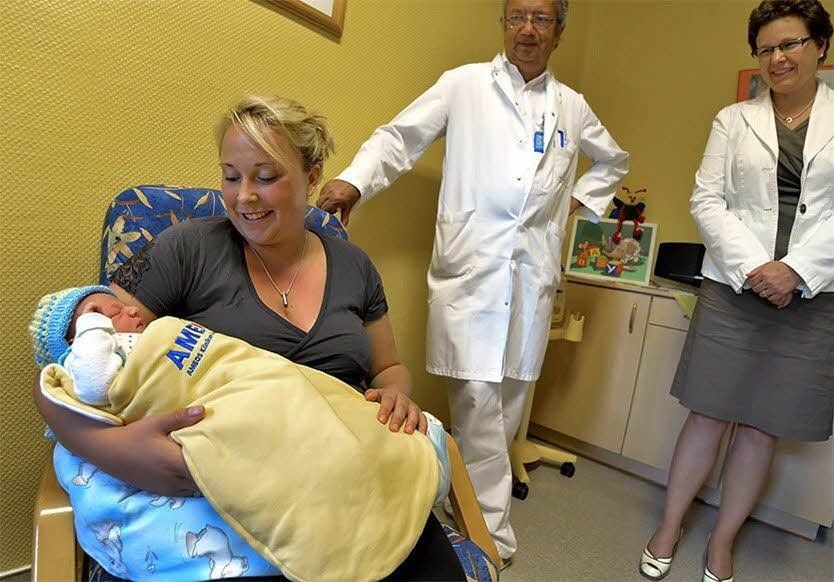 Stefanie Brantin hält ihren Sohn Charlie Michael im Arm. Es war die 300. Geburt auf der Entbindungsstation in diesem Jahr.