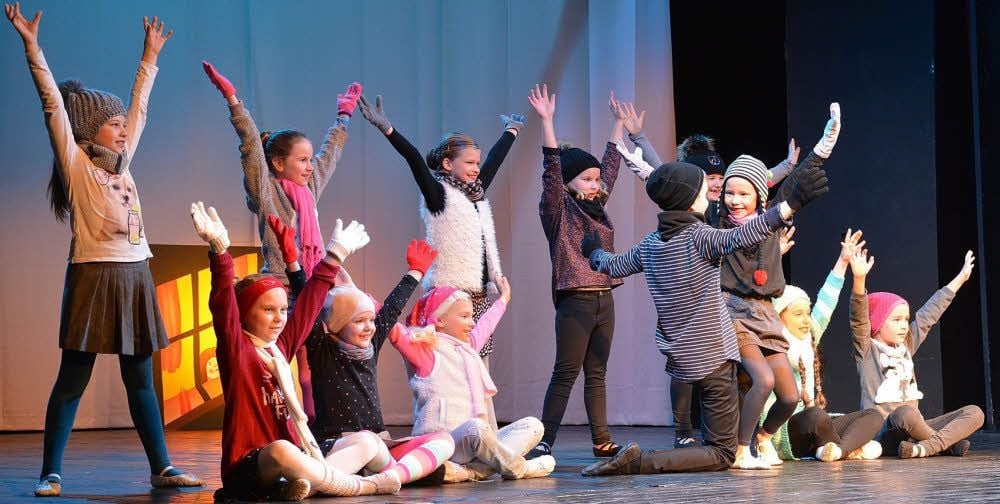 Es schneit, kommt alle aus dem Haus: Die Ballettgruppe schlüpfte für ihren Tanz in die passenden Kostüme.