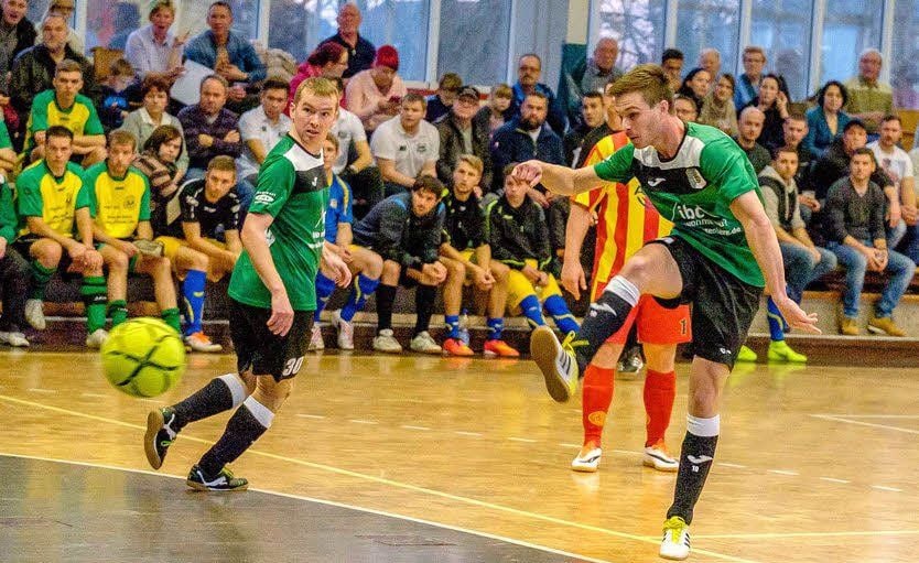 Nach mehreren Hallenturnieren starten die Wörlitzer Kreisliga-Kicker, hier Daniel Richter beim Schuss, am Samstag wieder im Punktspielbetrieb durch.