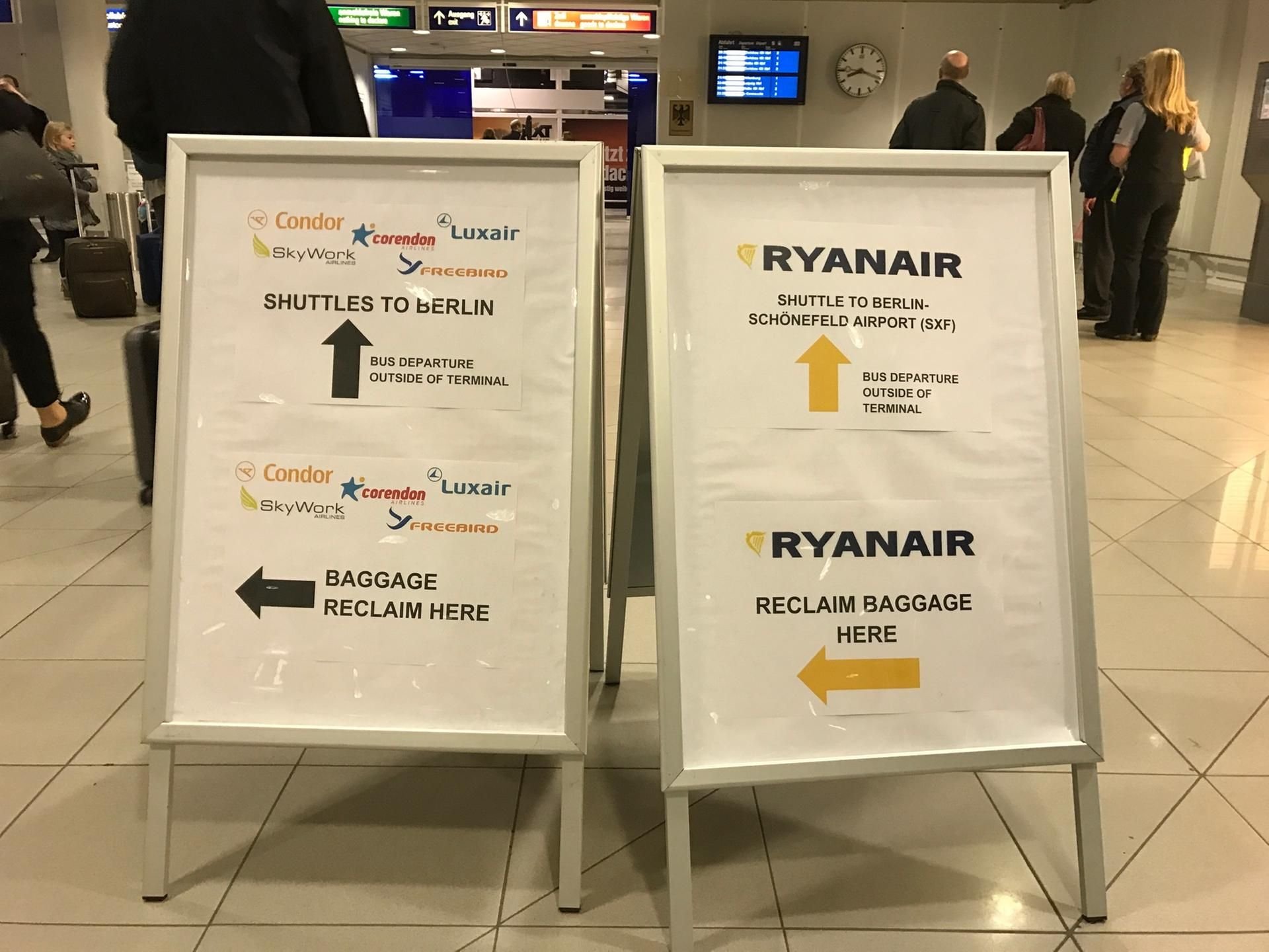 In Berlin streikt das Bodenpersonal an den Flughäfen. Ryanair leitet einige Maschinen daher am Freitag nach Leipzig/Halle um. Von dort können Reisende mit einem Shuttle-Bus weiter nach Berlin gelangen.