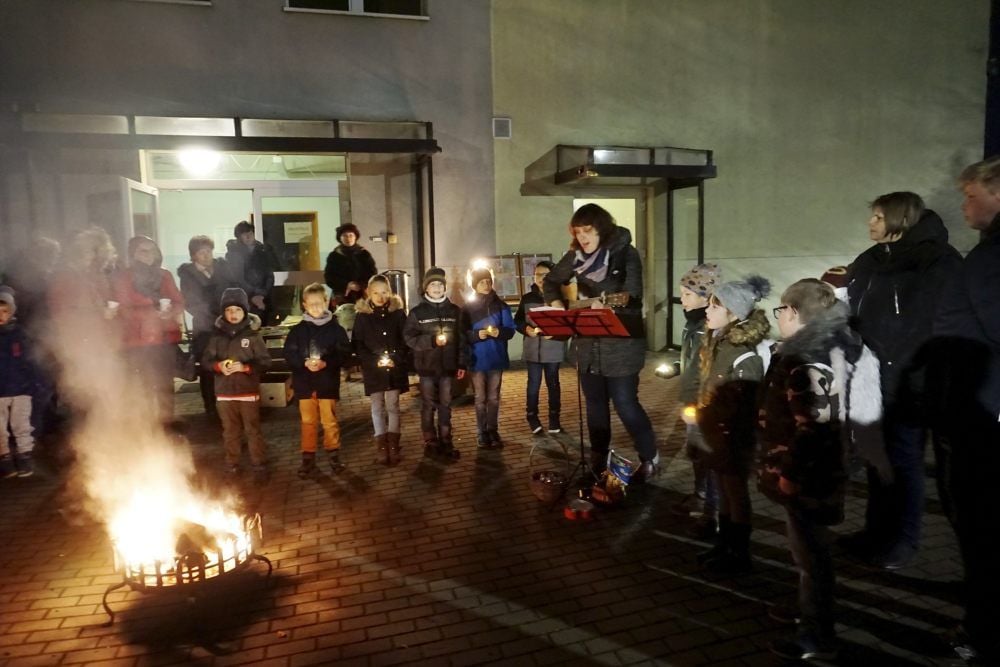 Die Schüler der Grundschule Prettin haben zusammen mit Christiane Boos ein kleines Programm für den Lebendiger Adventskalender aufgeführt.