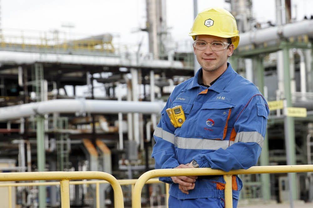 Vor elf Jahren kam Felix Pfeifer als Chemikant zu Total. Am Donnerstag wurde er als bester Industriemeister im Süden Sachsen-Anhalts geehrt.