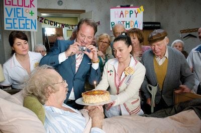 Johann Schneider (v., Ezard Haußmann) hat Geburtstag und wird von den Heimbewohnern und -angestellten Iris (v.l. Iris Haußmann), H.P. Piretti (Tom Gerhardt), Schwester Erika (Steffi Kühnert) und Peter (Ralf Wolter) beglückwünscht. (FOTO: DPA)